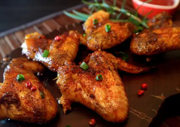 różne rodzaje marynat do skrzydełek z grilla