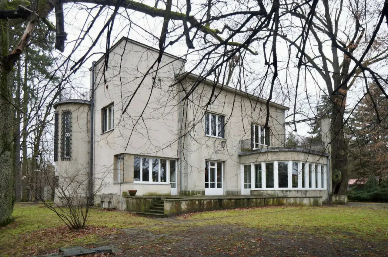 Stary, modernistyczny dom z ogrodem. Czy ma 100 lat, żeby był zabytkiem?