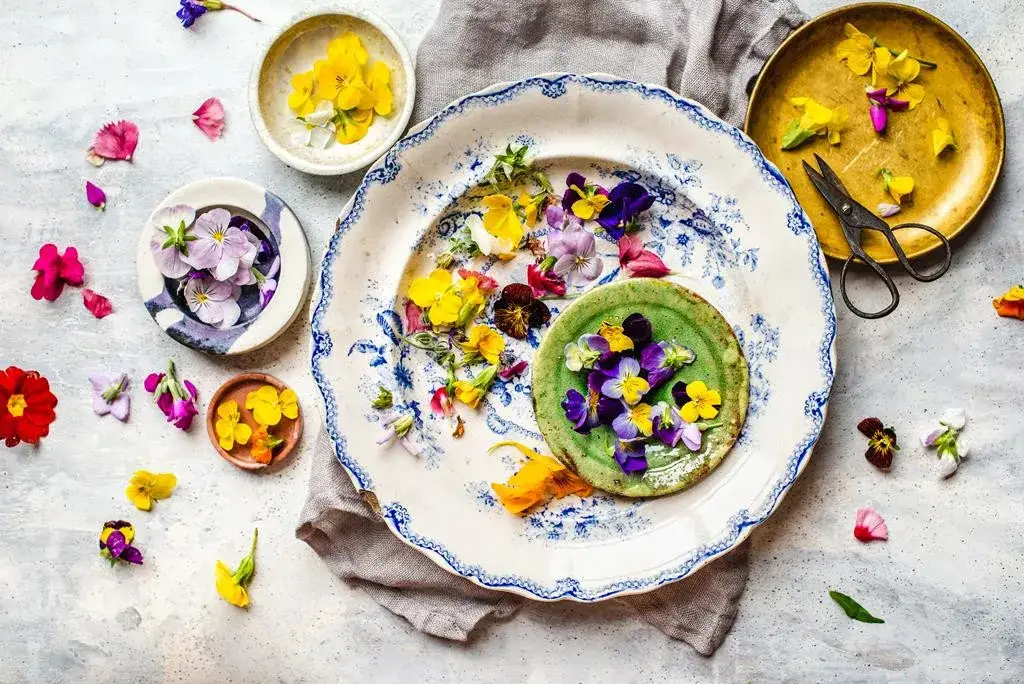 talerz z jadalnymi kwiatami, r&oacute;żnorodność jadalnych kwiat&oacute;w