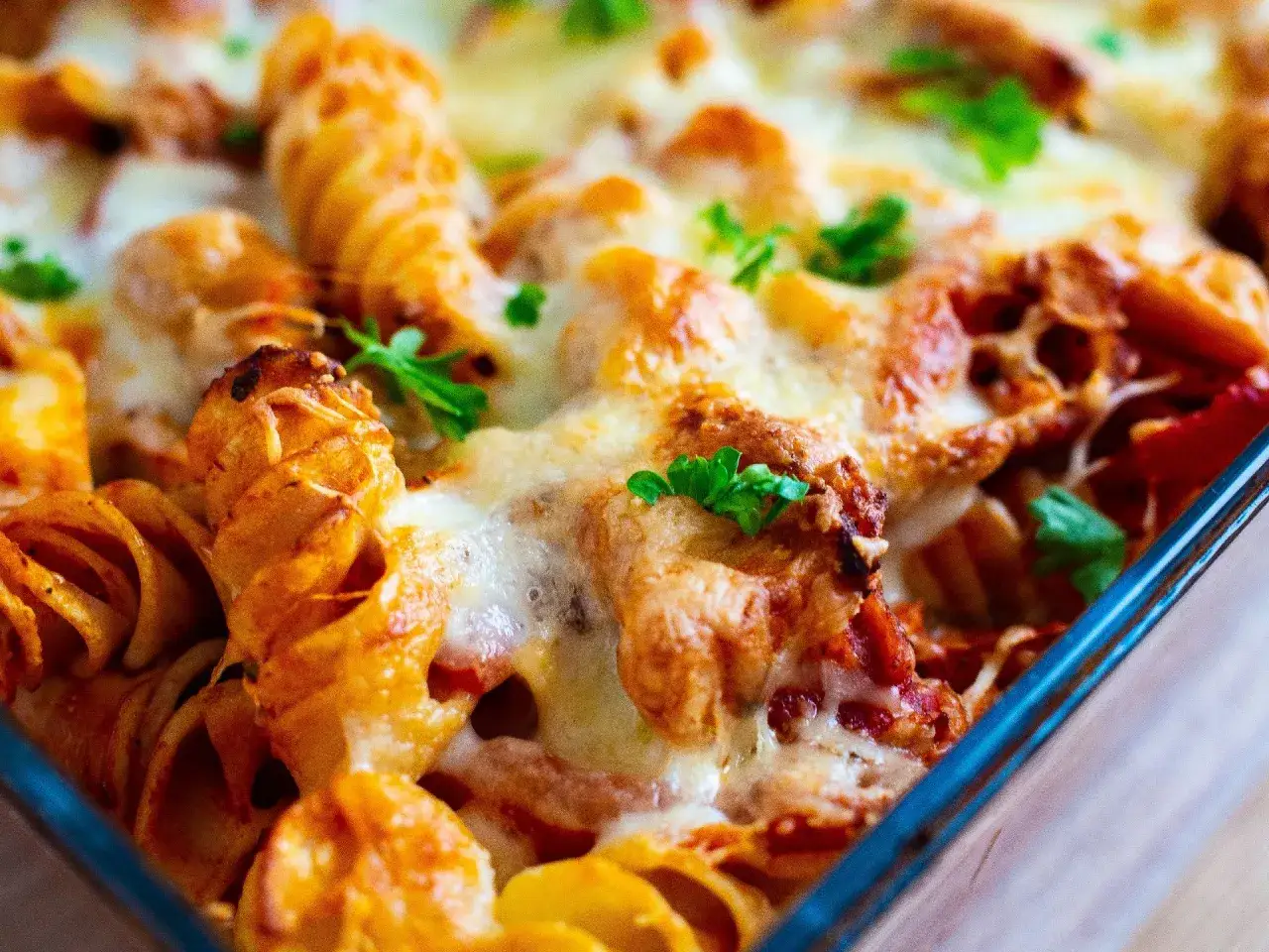 Zapiekanka makaronowa z serem i ziołami – idealna odpowiedź na pytanie, co w piątek na obiad zamiast ryby. Pyszne i sycące danie.