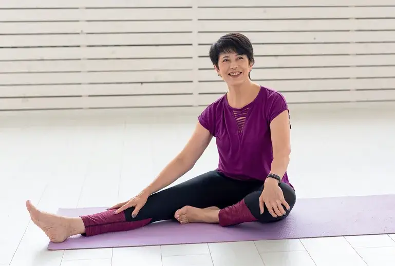 kobieta w stroju sportowym na fizjoterapii