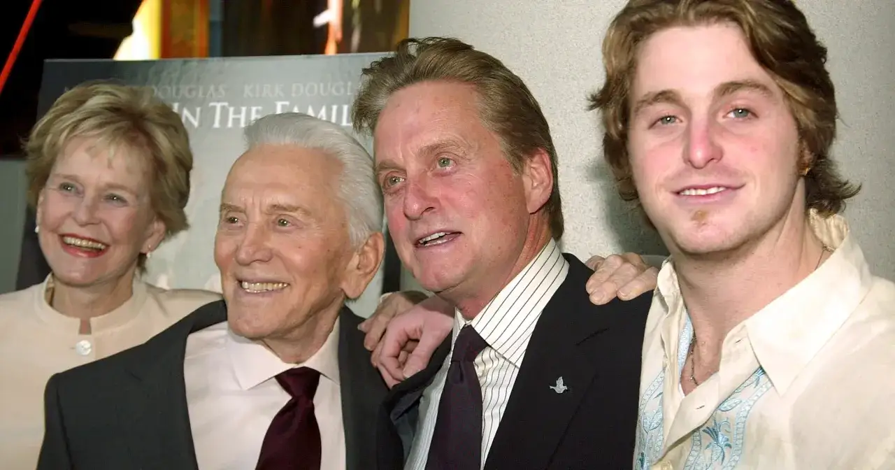 Rodzina Douglasa: Kirk, Michael i Cameron, z żoną Kirka, Anne. Nawet w Hollywood widać kirk douglas polskie korzenie.