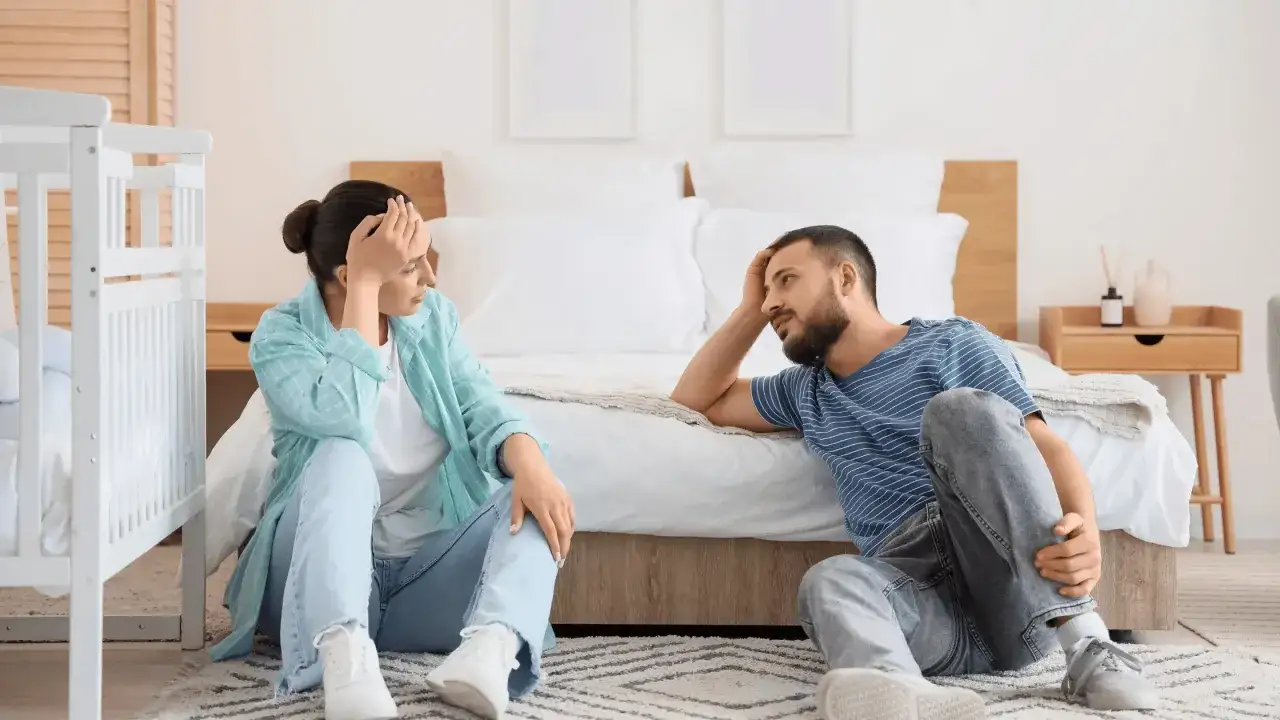 rodzic rozmawia z dzieckiem o spaniu w swoim ł&oacute;żku