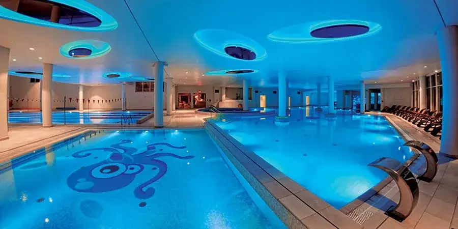 rodzina w spa z dzieckiem, relaks, basen