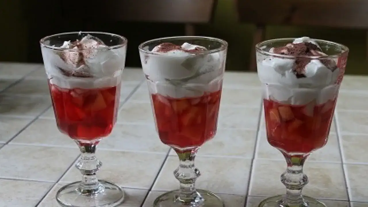 galaretka z owocami i bitą śmietaną