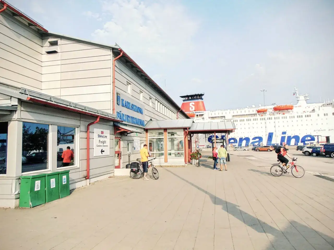 Terminal promowy Stena Line w Gdyni. Prom Stena Spirit płynie do Karlskrony.