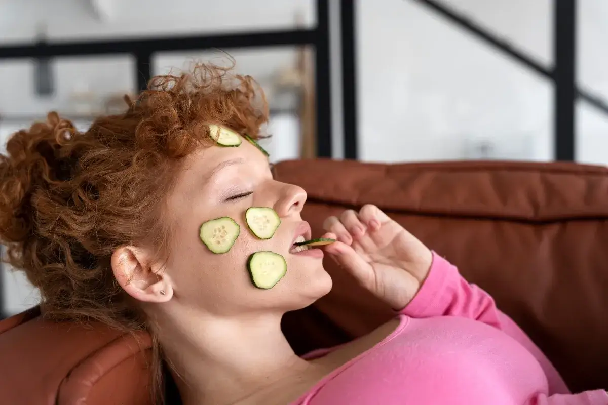 kobieta pije wodę promienna cera