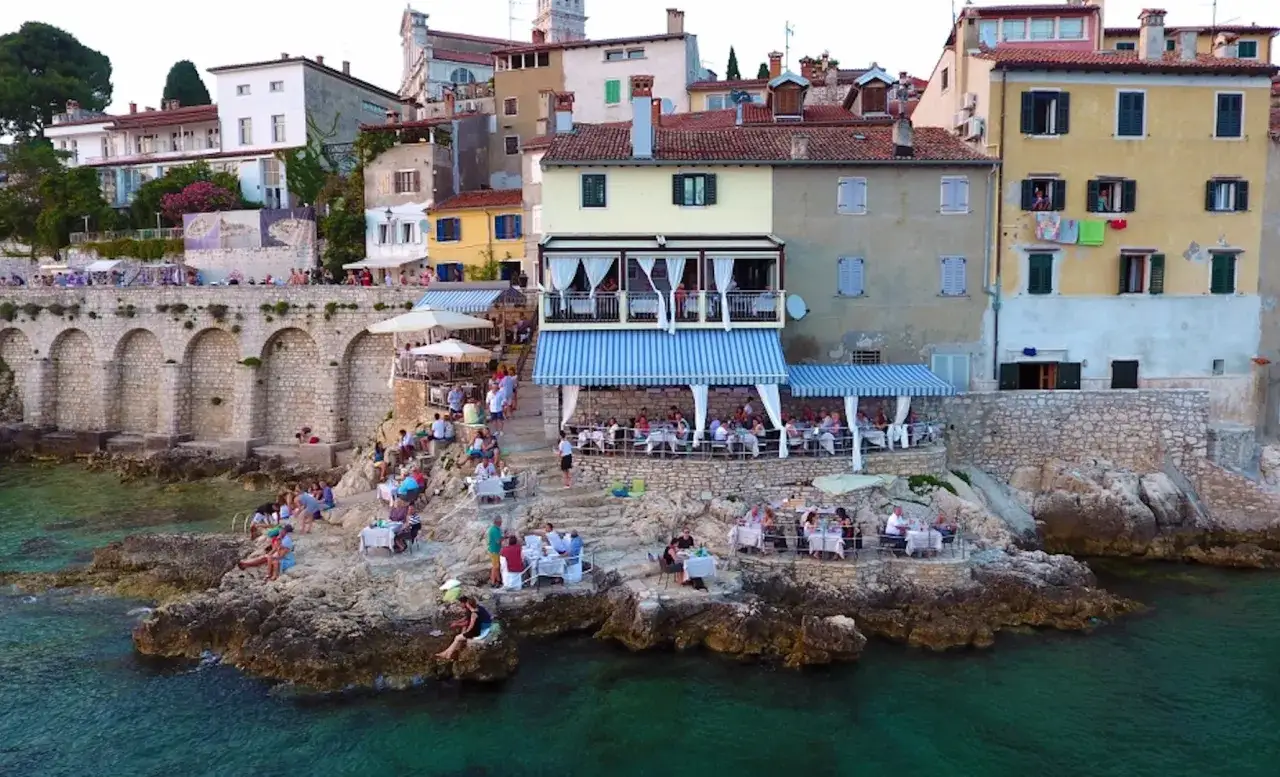 Restauracja La Puntulina Rovinj widok na morze