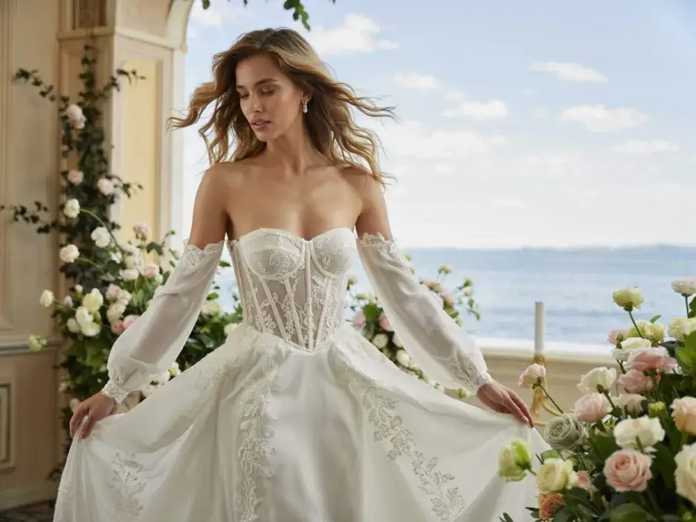 krawcowa dopasowuje gorset sukni ślubnej