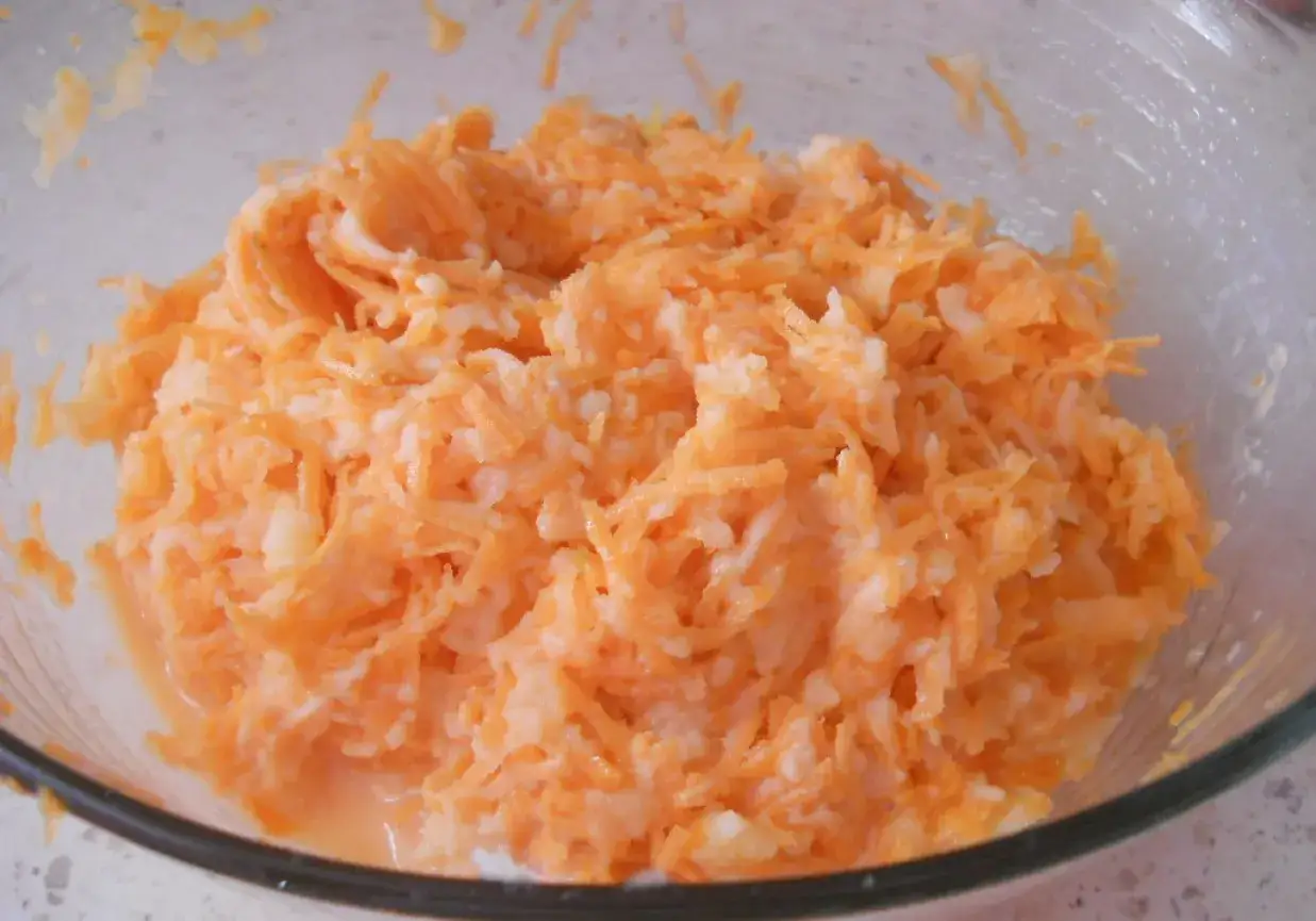 surówka z marchewki i jabłka z dodatkami