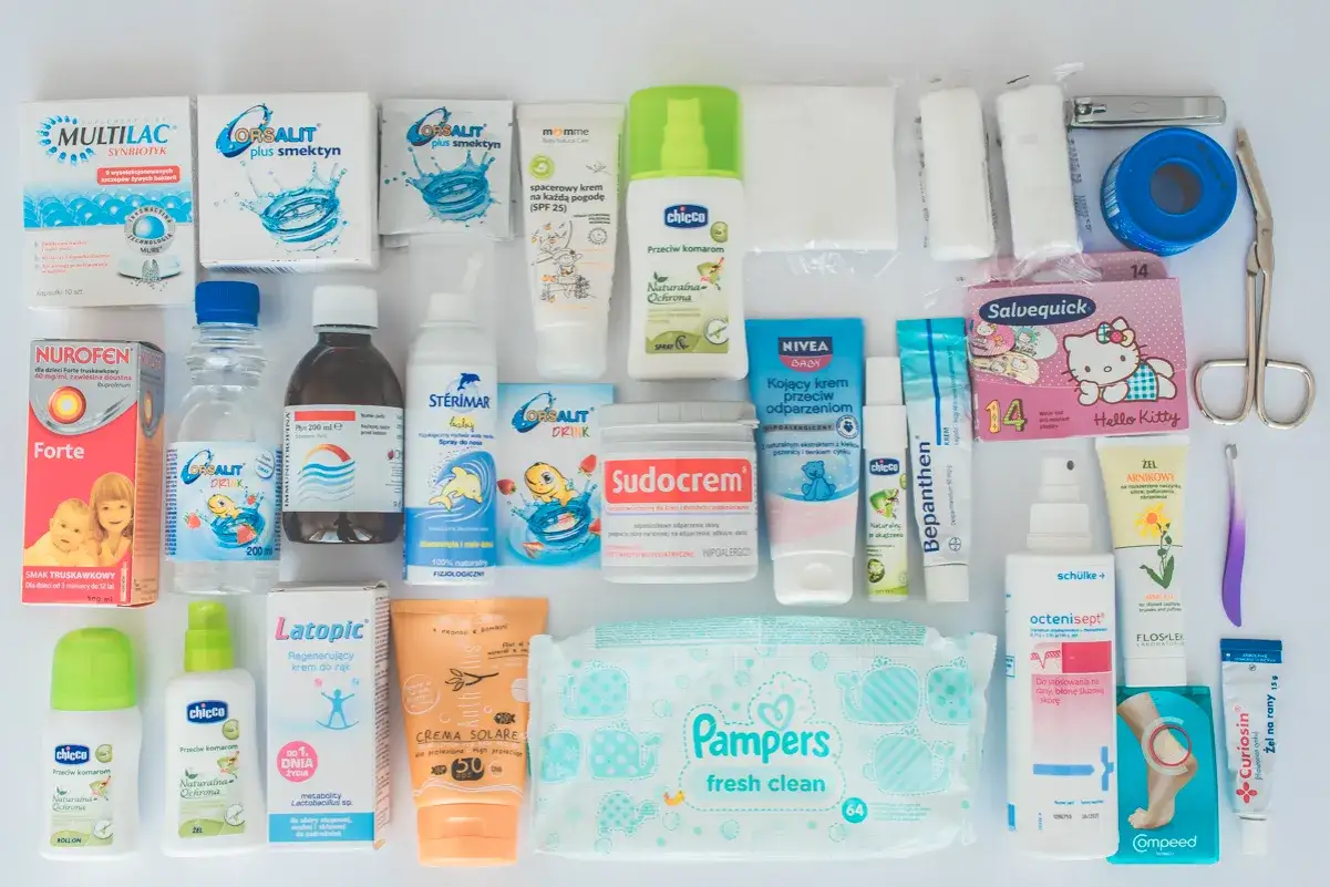 Apteczka na wakacje z dzieckiem: leki, kremy, spray na komary, plastry i chusteczki nawilżane.