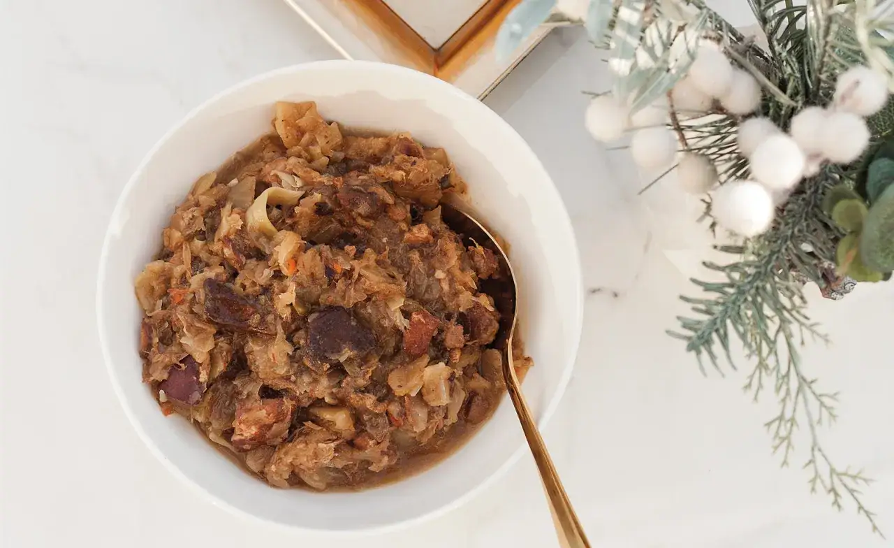 Pyszne danie z wędzonych żeberek i kapusty. Idealne pytanie: co ugotować z wędzonych żeberek? Oto odpowiedź!