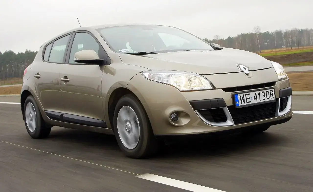 Złoty hatchback Renault Megane 3 na drodze. Poznaj jego megane 3 wymiary i możliwości.