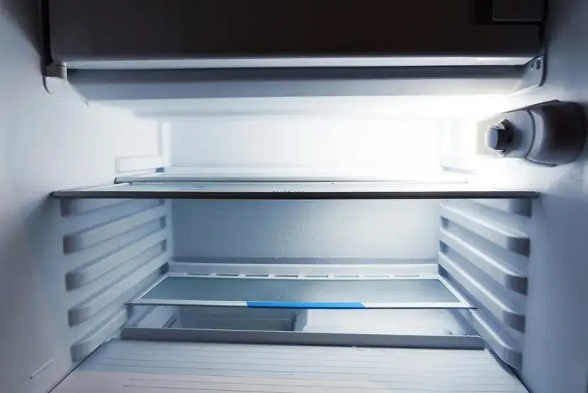 lod&oacute;wka z grubą warstwą lodu