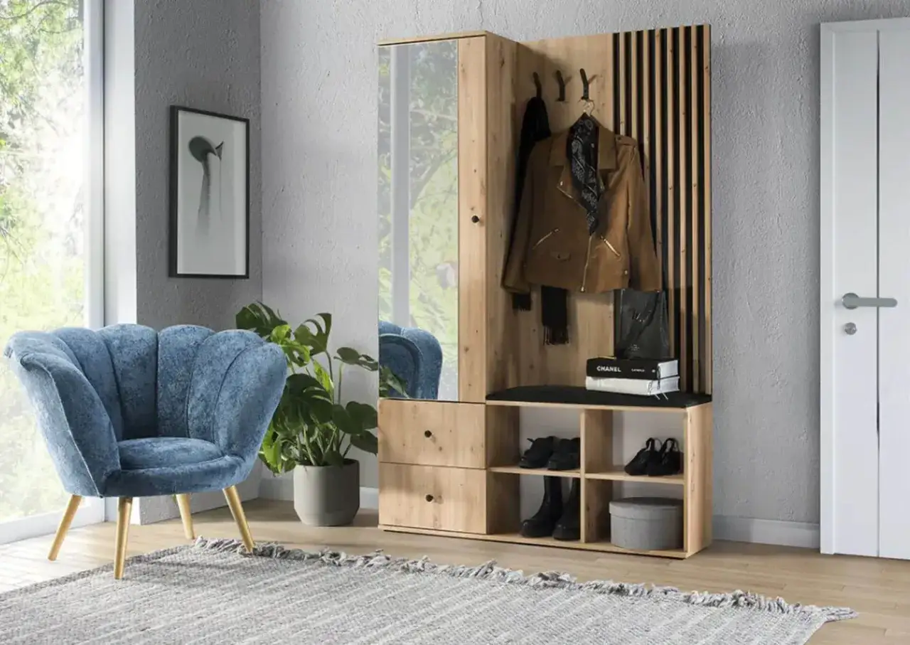 Mały przedpok&oacute;j glamour z błękitnym fotelem, drewnianą szafką na buty z lustrem i wieszakiem na kurtki.