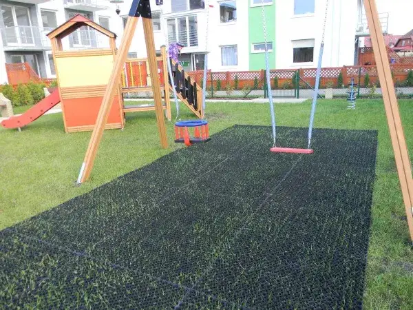 rodzaje podłoża w ogrodzie pod plac zabaw