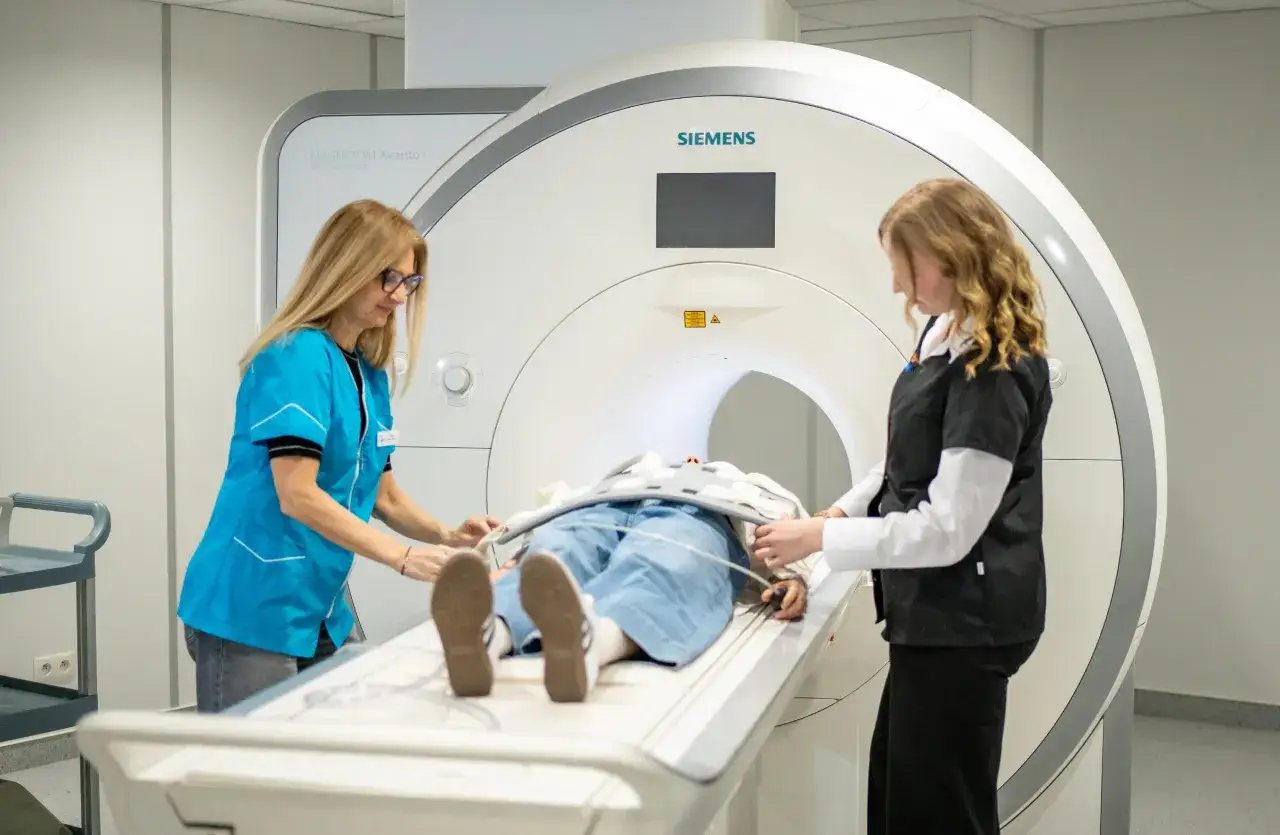 pacjent w aparacie rezonansu magnetycznego