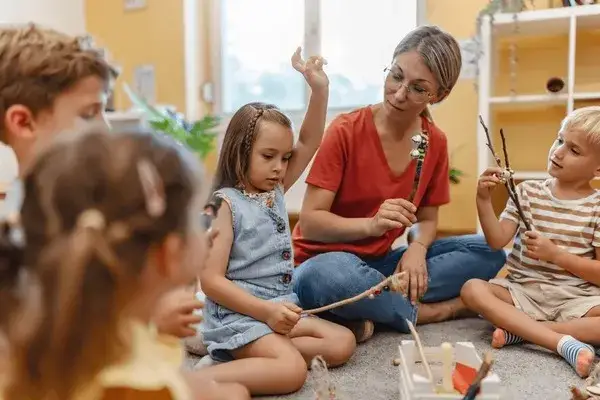 nauczyciel rozmawiający z dziećmi w kręgu