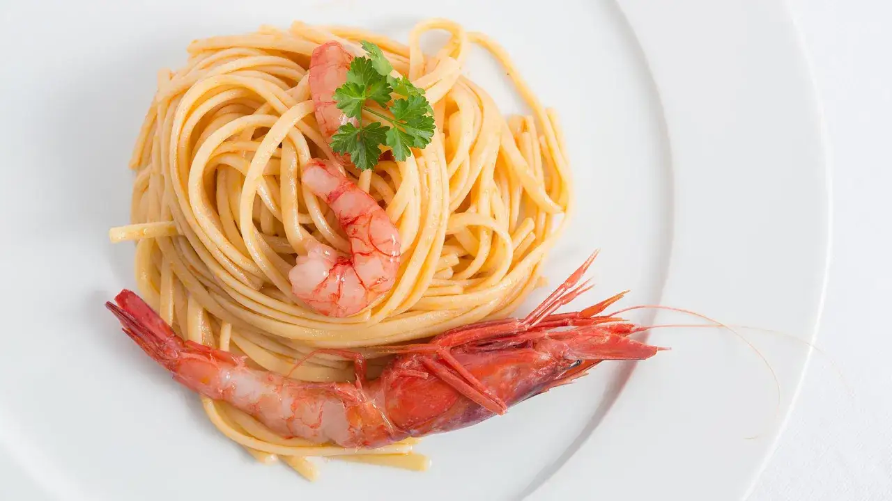 impiattamento pasta gamberi e pomodorini gourmet