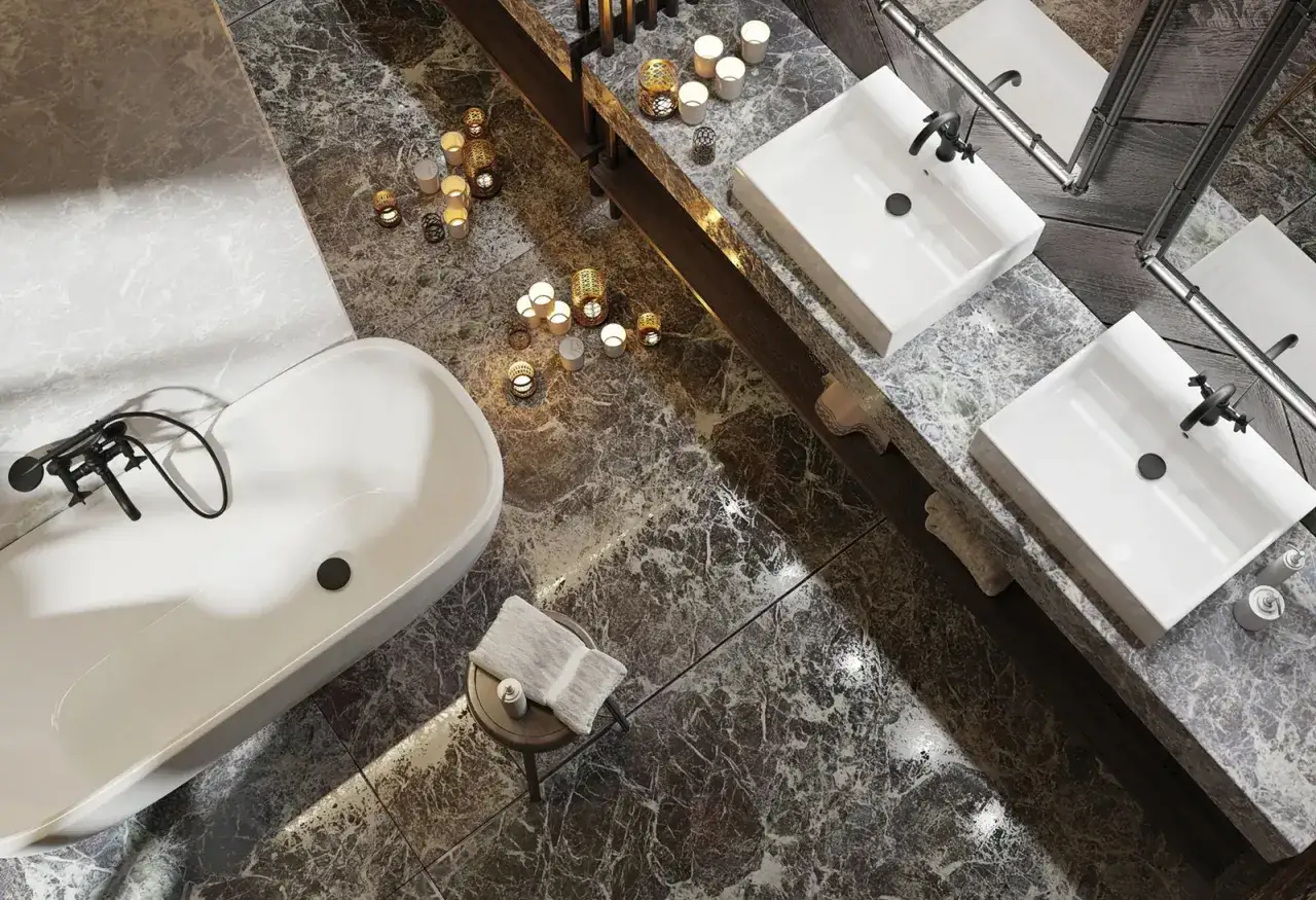 Elegancka łazienka w stylu nowojorskim z wolnostojącą wanną, dwoma umywalkami i nastrojowymi świecami.