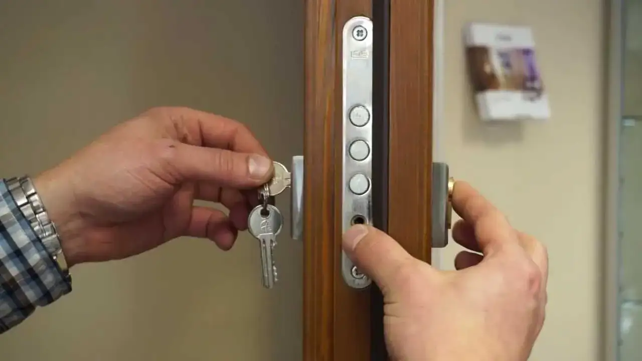 wymiana wkładki zamka drzwi