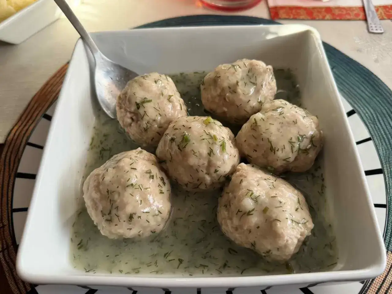 Puszyste pulpeciki drobiowe w sosie koperkowym. Sekret tkwi w dodatku, co dodać do pulpetów drobiowych żeby były puszyste i nie zbijały się w twardą kulkę.