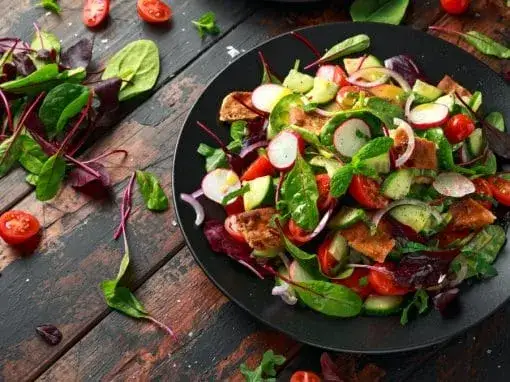 Zdjęcie Idealna sałatka do pstrąga – odkryj najlepsze przepisy na dodatki