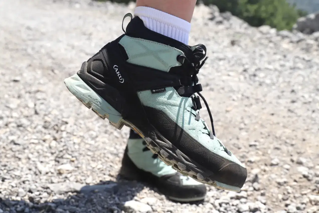 Turkusowe obuwie hikingowe AKU z membraną Gore-Tex, idealne na g&oacute;rskie szlaki.
