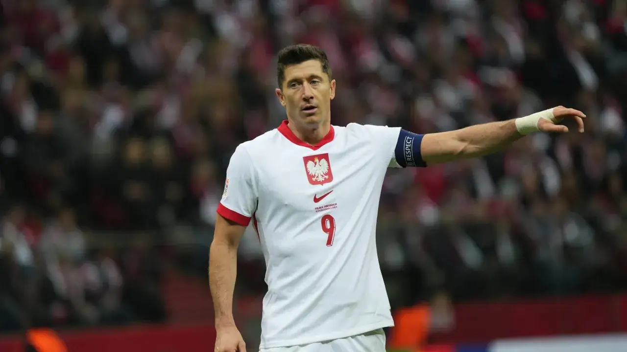 Robert Lewandowski, jeden z najlepszych strzelców reprezentacji Polski, w białej koszulce z orłem i numerem 9.
