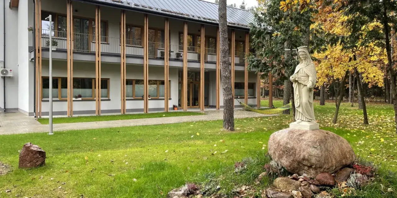 Dom Seniora Leśne Wrota Kostkowo budynek otoczenie