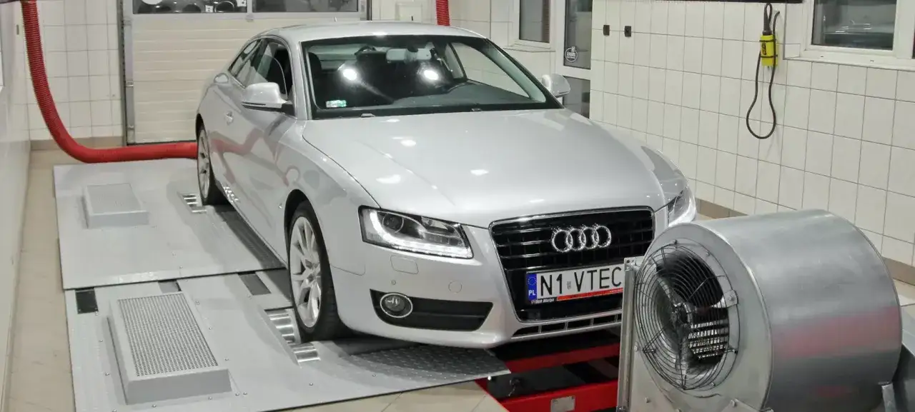 samochód na hamowni podwoziowej