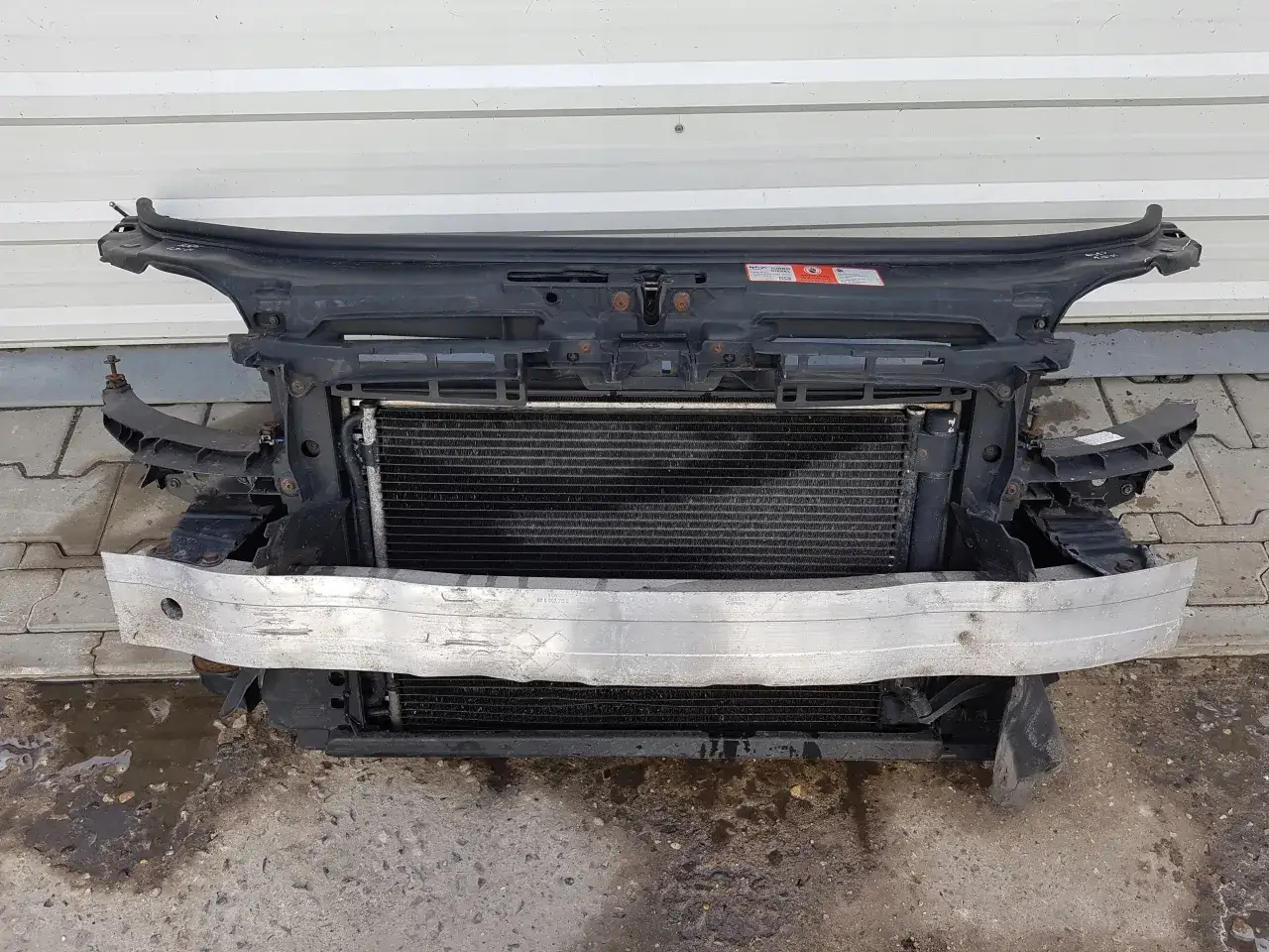 Uszkodzona chłodnica samochodowa Audi A3