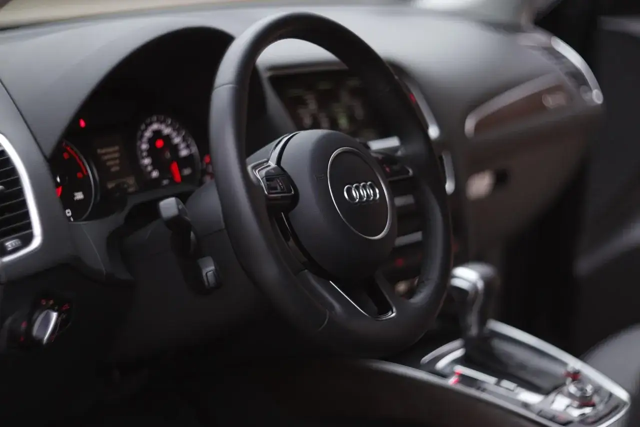 Wnętrze samochodu z kierownicą Audi. Dowiedz się, jak odnowić skórzaną kierownicę, by wyglądała jak nowa.
