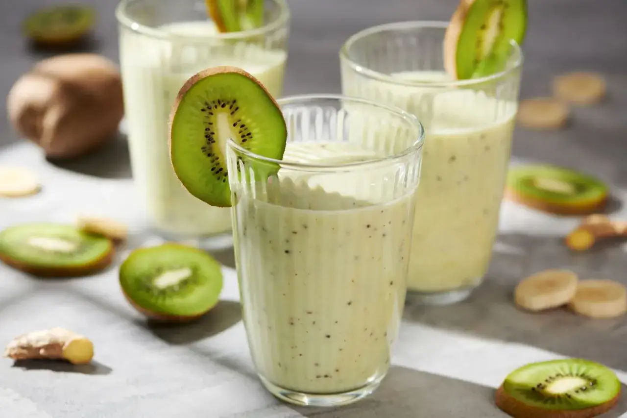 Preparación batido plátano kiwi