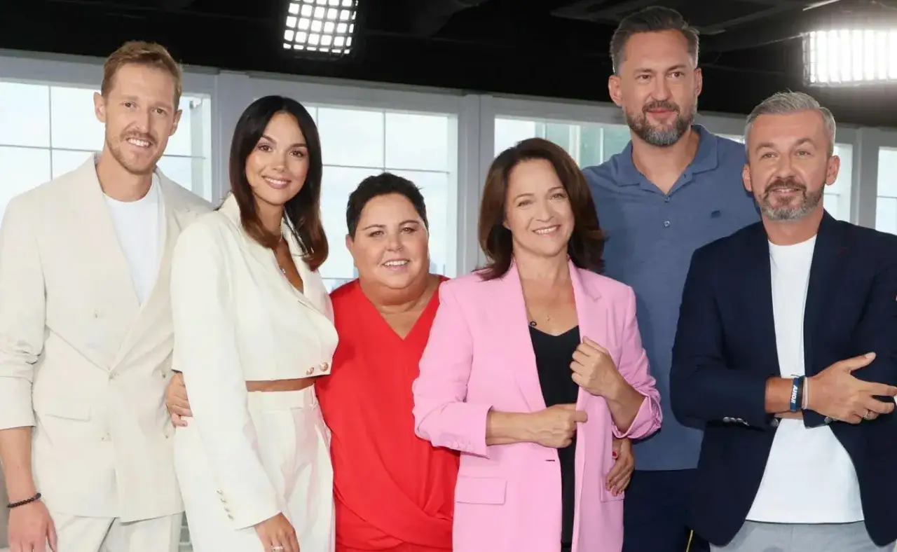 Prowadzący Dzień Dobry TVN: uśmiechnięci dziennikarze w studiu.