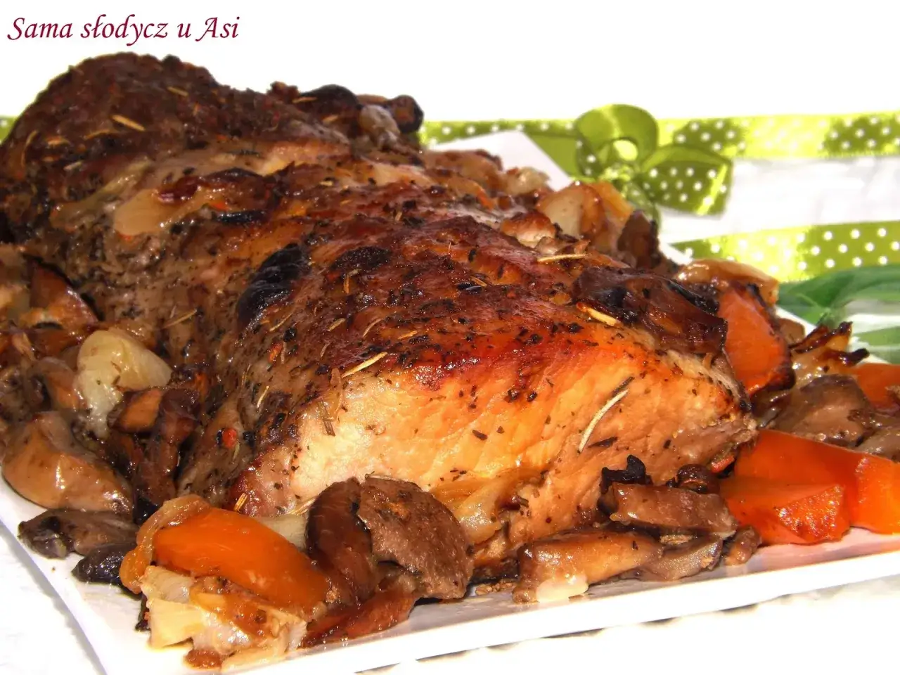 Soczysty schab po cygańsku pieczony z warzywami i grzybami, pachnący ziołami.