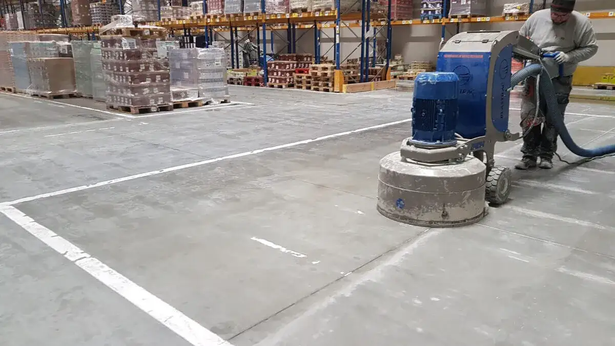 r&oacute;żne metody wygładzania posadzki betonowej maszyny