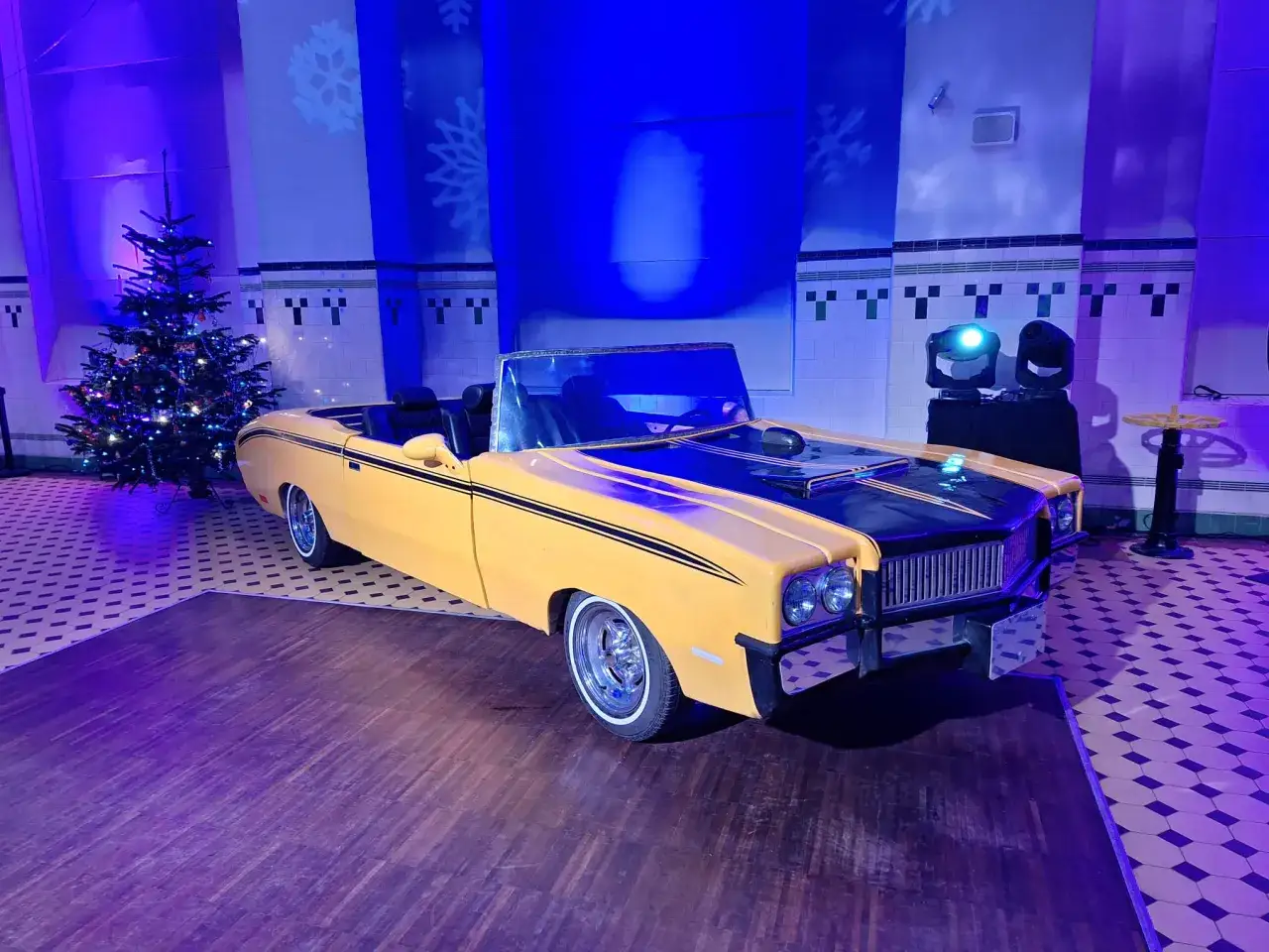 impreza w stylu lat 70 dekoracje disco flower power