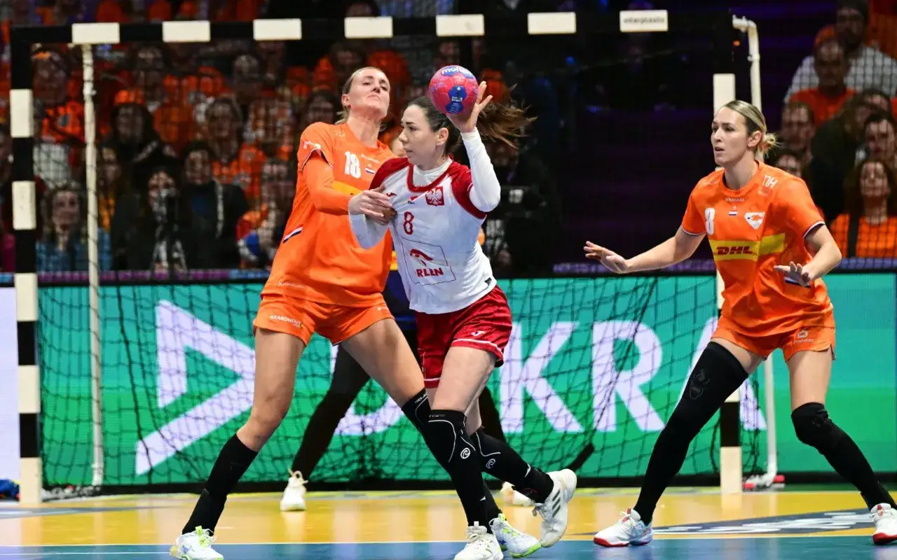 Piłkarka Polski z numerem 8 rzuca piłkę, próbując zdobyć bramkę. Czy to ona zapewniła Polsce zwycięstwo w mistrzostwach świata w piłce ręcznej?
