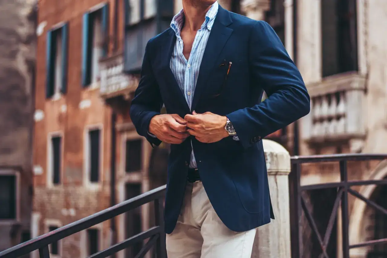 Męskie stylizacje smart casual na 18 urodziny, marynarka chinosy t-shirt