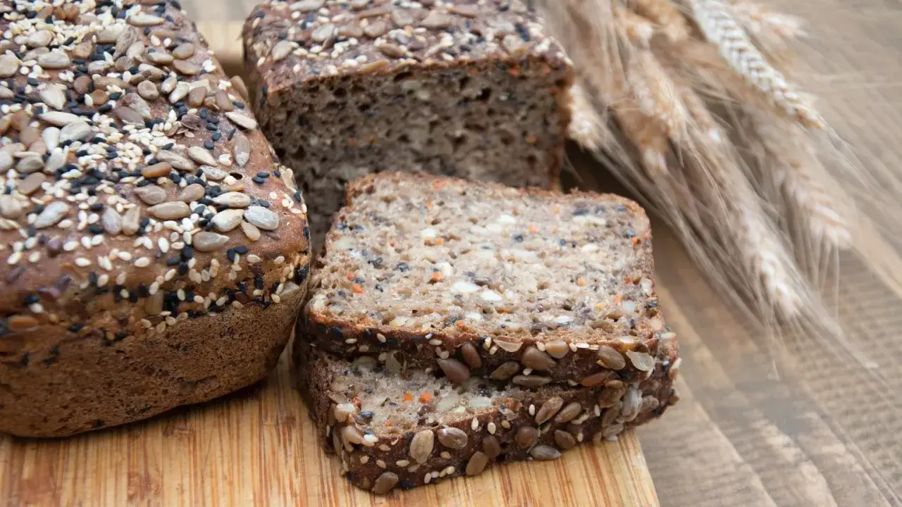 Chleb bezglutenowy przepis: pyszny, pełnoziarnisty bochenek z nasionami słonecznika, sezamu i czarnuszki. Idealny na zdrowe śniadanie.
