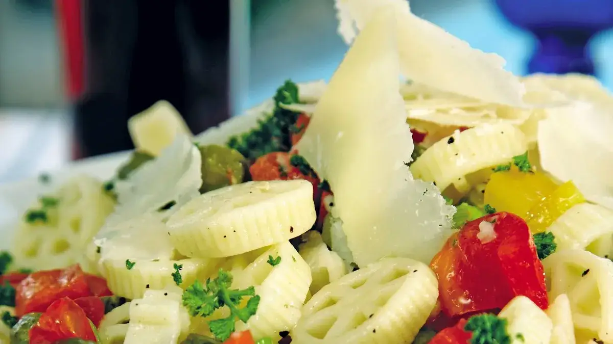 dania z parmezanem makaron sałatka