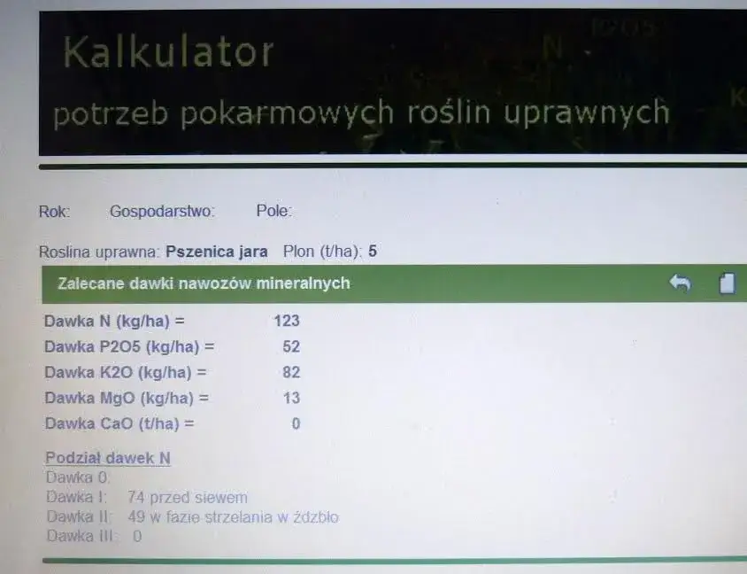 Rolnik obliczający dawki nawoz&oacute;w na pszenicę, kalkulator nawozowy