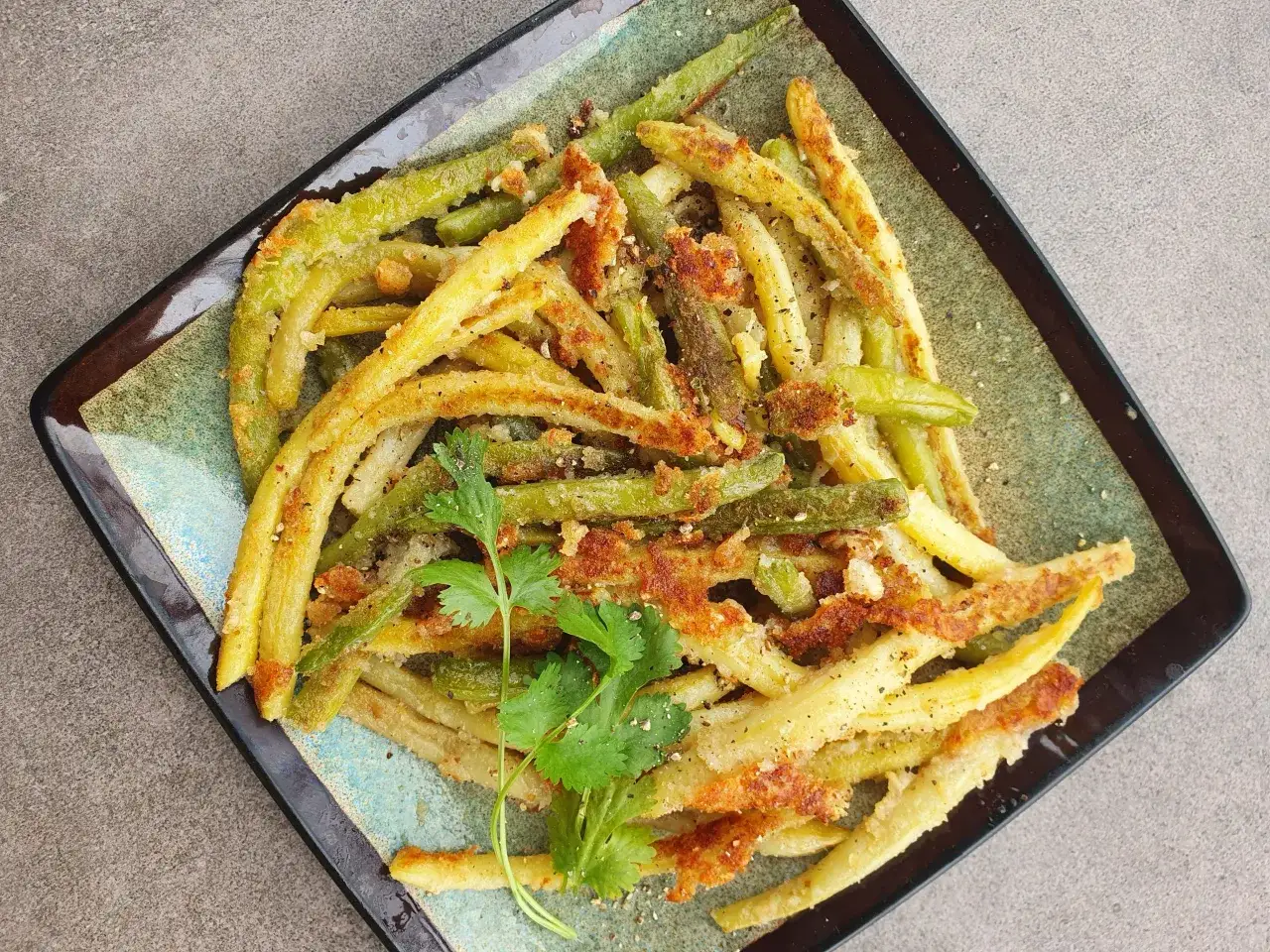 Smażenie bułki tartej na maśle