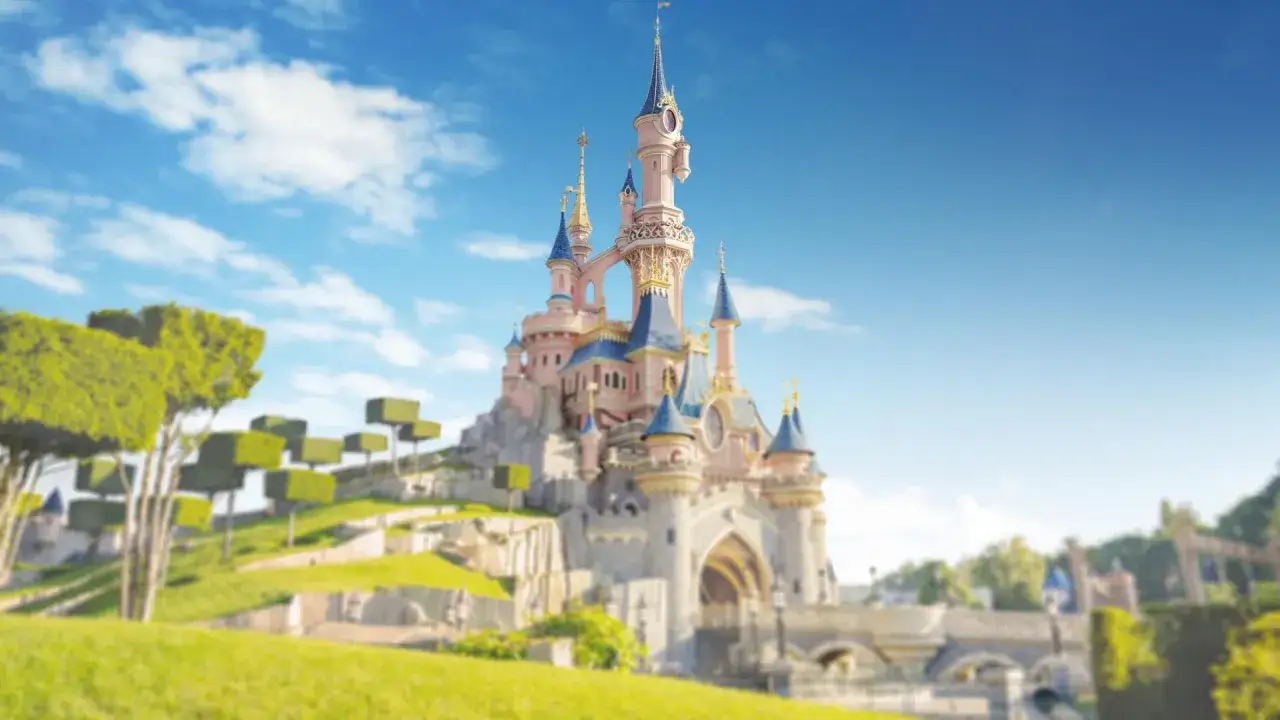 Bajkowy zamek w Disneylandzie, marzenie o tym, ile kosztuje Disneyland, pod błękitnym niebem.