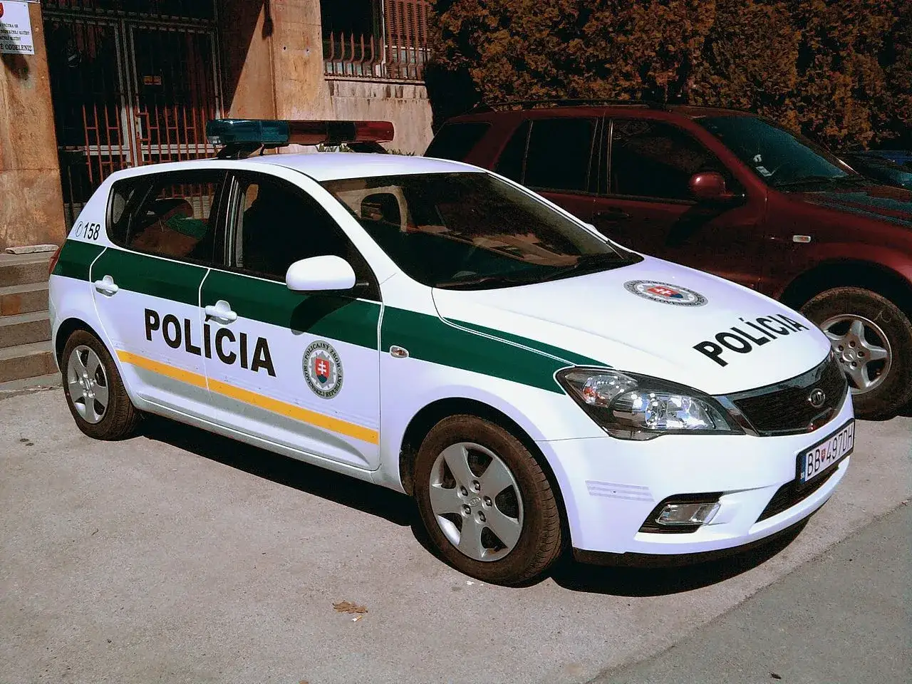 Radiowóz policyjny z napisem 