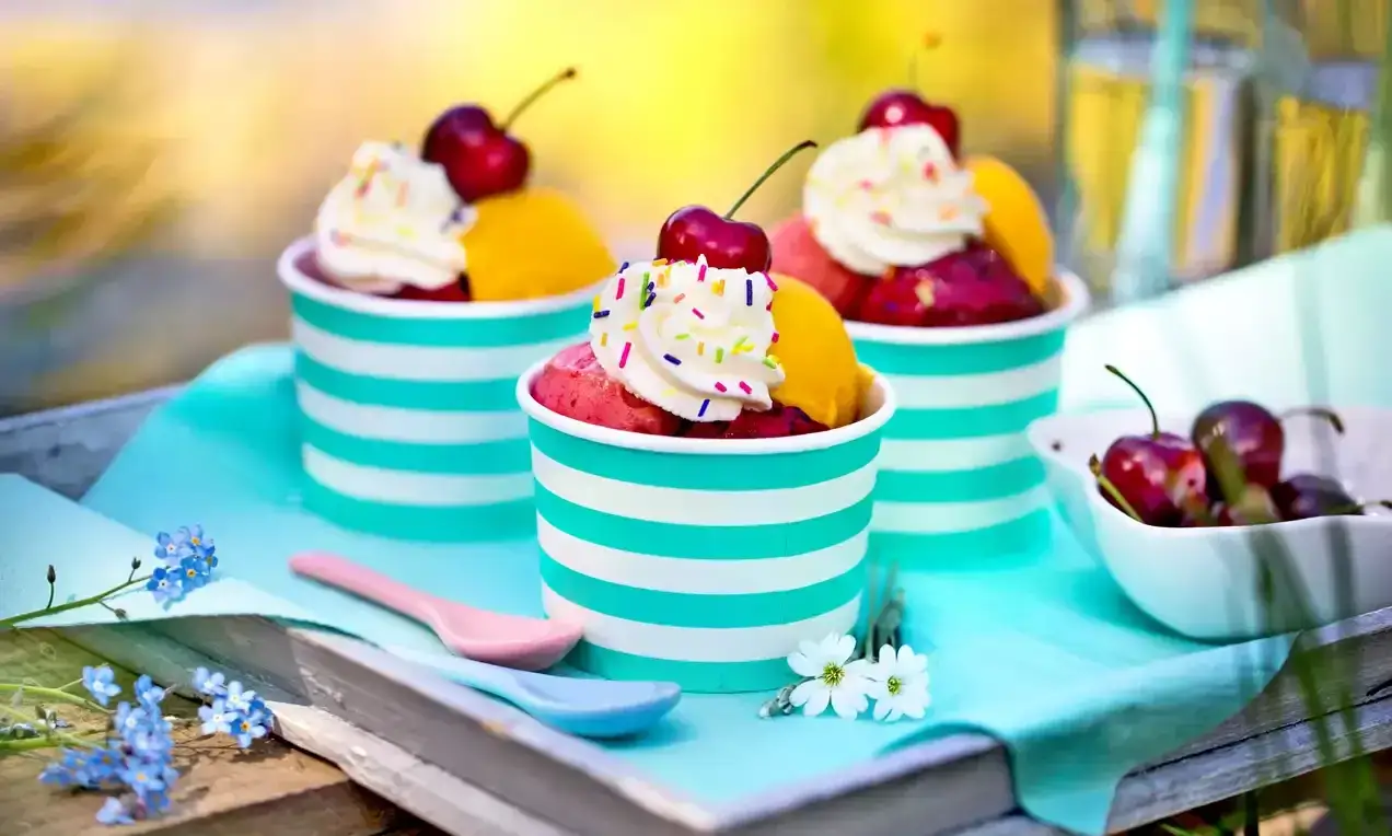 pięknie podany sorbet owocowy w pucharku z dekoracją