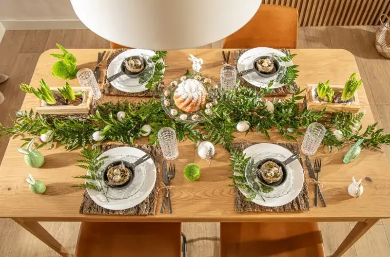 Świąteczne dekoracje DIY, spersonalizowane nakrycie stołu, świece i lampiony świąteczne