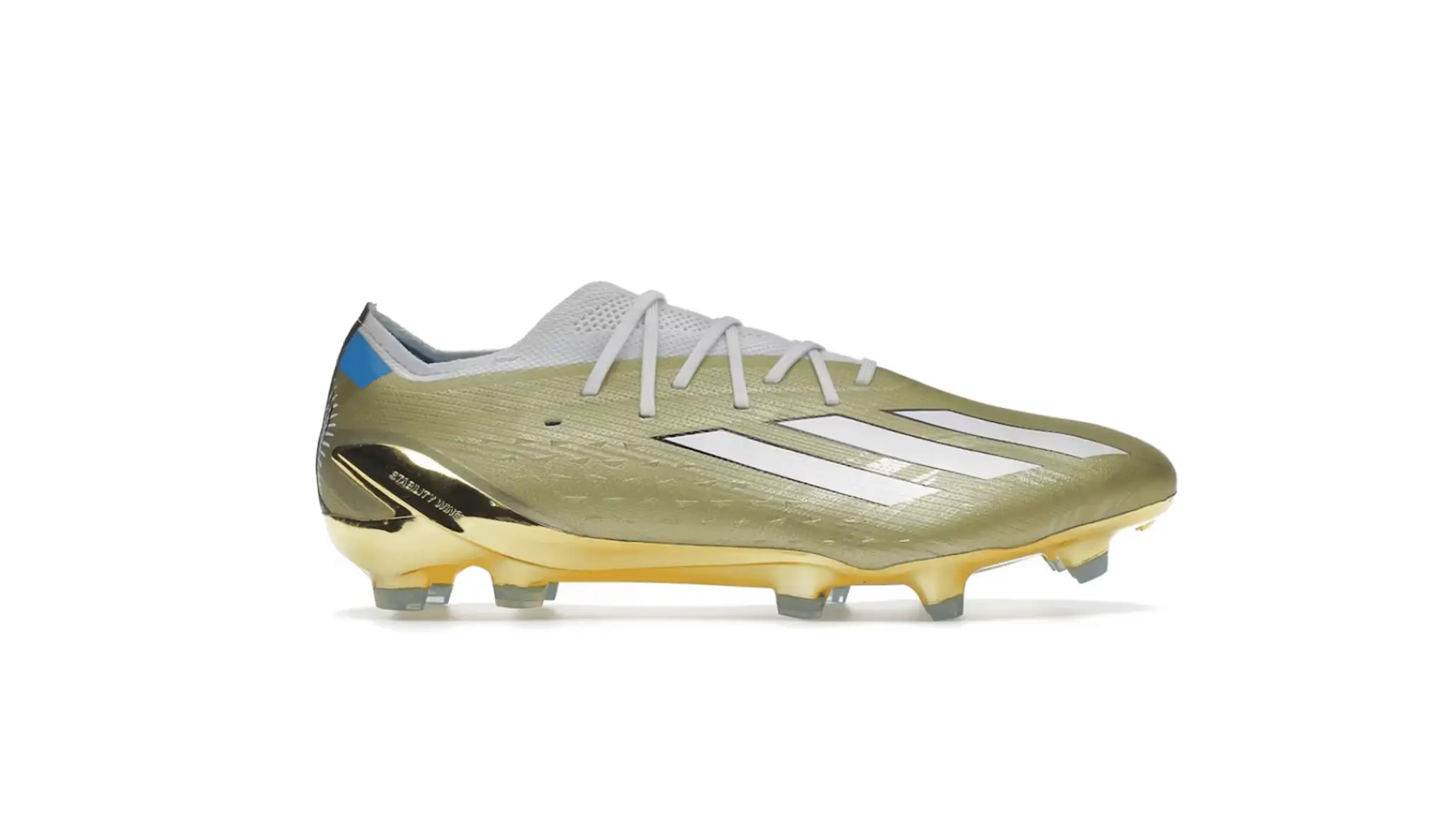 Złote korki piłkarskie Adidas z białymi paskami i niebieskim akcentem na pięcie. Wyglądają jak najdroższe korki na świecie, lśniące i ekskluzywne.