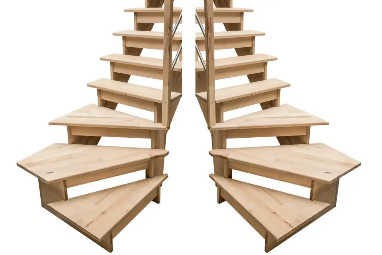 Dwa symetryczne biegi schodów drewnianych zabiegowych z metalową poręczą, wykonane z jasnego drewna.